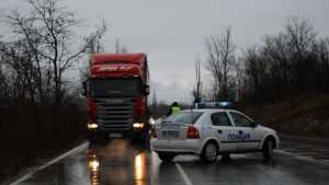 Аварирал камион затвори пътя ВарнаДобрич