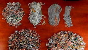 828 сребърни бижута в тайник на кола задържаха на пункта