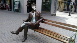 Хванаха вандала залял с боя паметника на арх Дабков