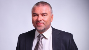 Марешки внесе над 510 000 подписа за референдум гледа сериозно