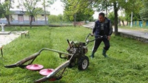 Младежи окосиха тревните площи в село Маленово