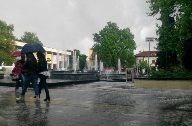 Градушка удари Пазарджик, пороен дъжд удави Сливен