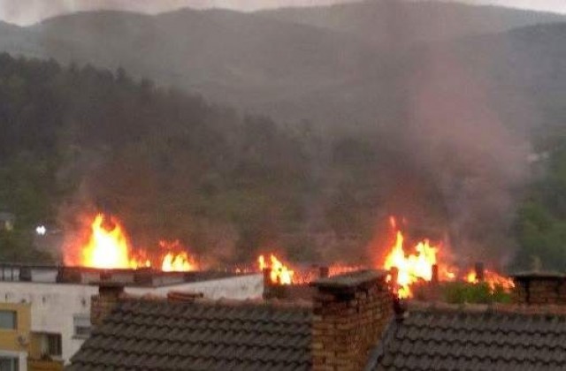 Мълния запали жилищен блок в Дряново