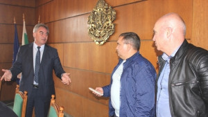Кметът върна ключовете за служебния автомобил на управителите на Инжстрой