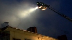 Покривът на запаления от мълния блок е унищожен