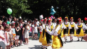 Народните танци стават задължителни в часовете по физическо
