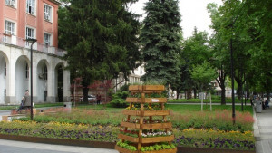 Цветни конструкции ще красят уличните лампи в Плевен