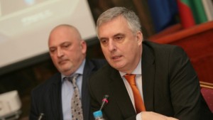 Калфин Няма национализация на парите в пенсионните фондове