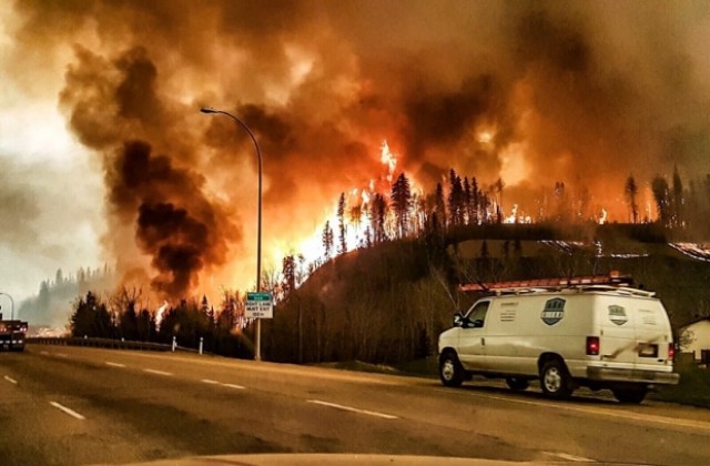 Извънредно положение в Канада заради огромен пожар (ВИДЕО/СНИМКИ)
