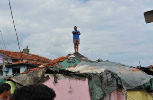 Роми замеряха полицаи с тухли и павета в Бургас