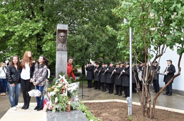 Откриха тържествено паметника на Данаил Попов в Плевен