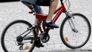 Младеж задигна счупен велосипед