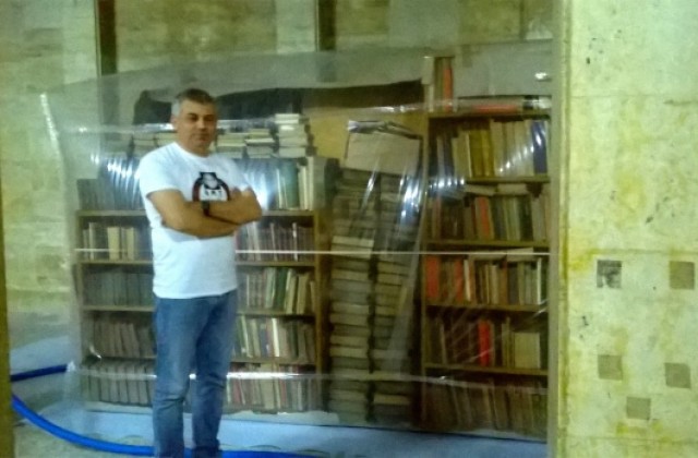 Дезинфекцират стари книги в Русе по нов за България метод