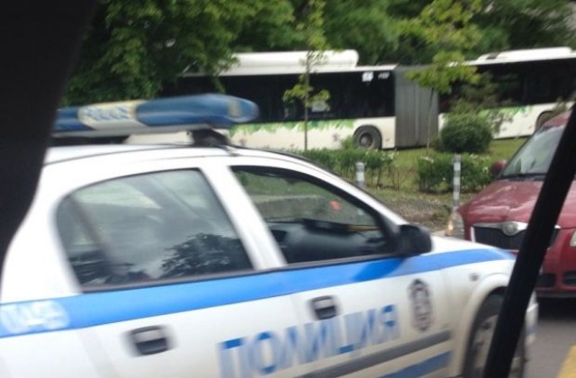 Автобус в София излезе от пътя, след като шофьорът почина зад волана (СНИМКИ)