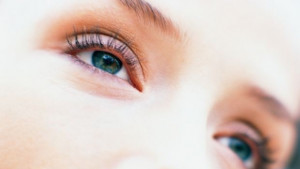 Течни контактни лещи ще помагат да виждаме в тъмното