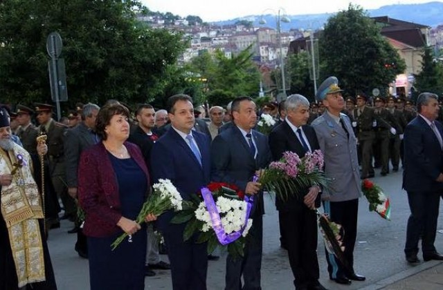 Велико Търново отбеляза Деня на храбростта при проливен дъжд и градушка (СНИМКИ)