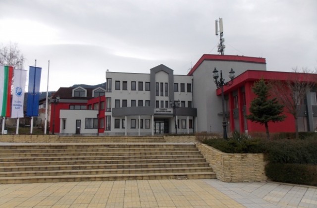 6-ма полски пазачи пазят реколтата в Сапарева баня