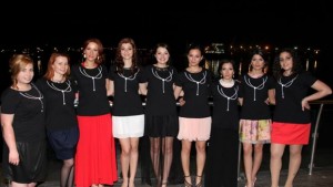 С тениска вместо лъскав тоалет на бала