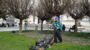 Общинската фирма Паркстрой окоси тревата в Плевен за празника