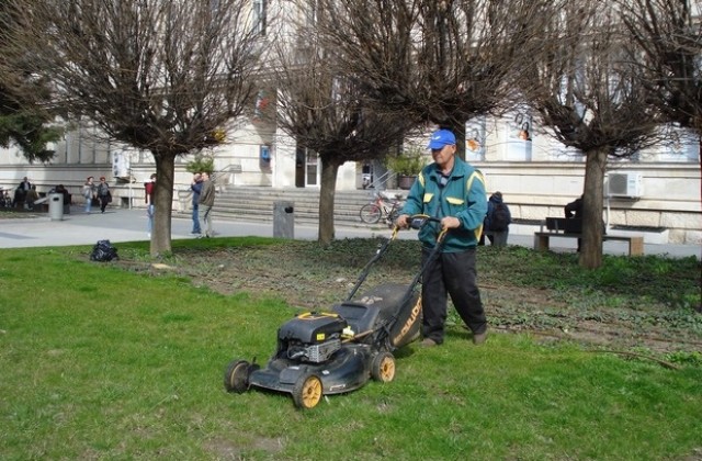 Общинската фирма Паркстрой окоси тревата в Плевен за празника