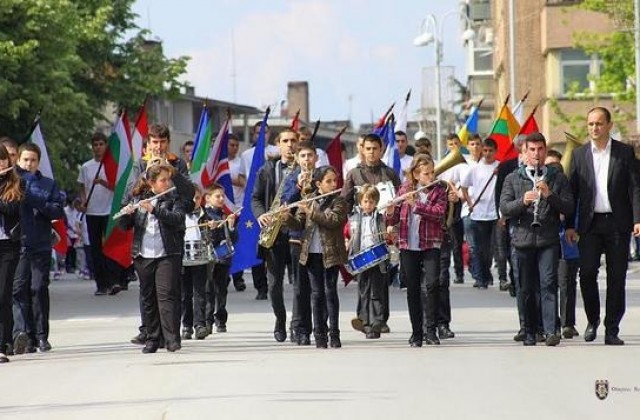 С шествие и детски празник Велико Търново отбеляза Деня на Европа (СНИМКИ)