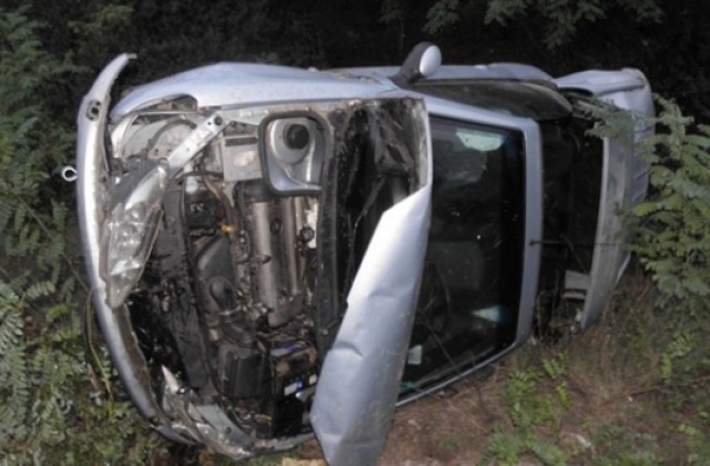 Шофьор обърна колата си пред гробище