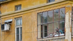 Психично болен се барикадира в дома си но бе изведен
