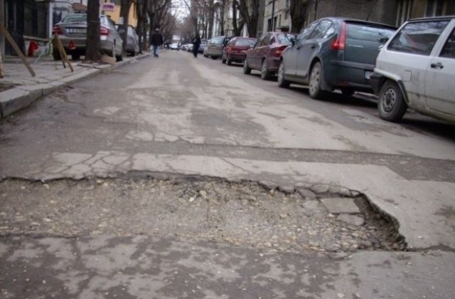 Изкърпват уличната мрежа в Благоевград по график