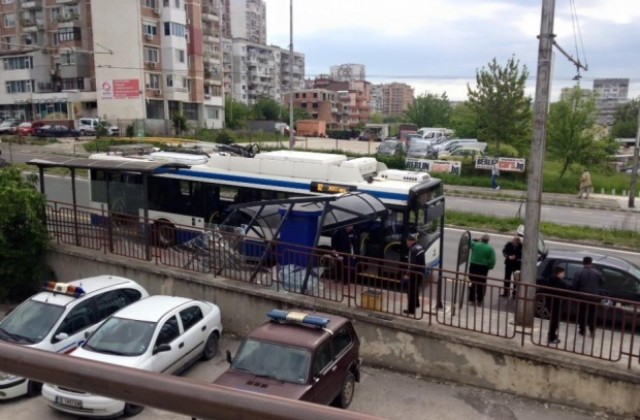 Тролей отнесе навес на спирка