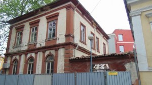 Събарят незаконни постройки в Аджисан махала 100 са опасните сгради