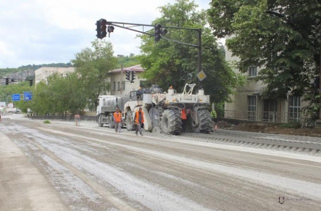 Основният ремонт на улица „Магистрална” върви в срок,  подсилват основата на натоварената пътна отсечка