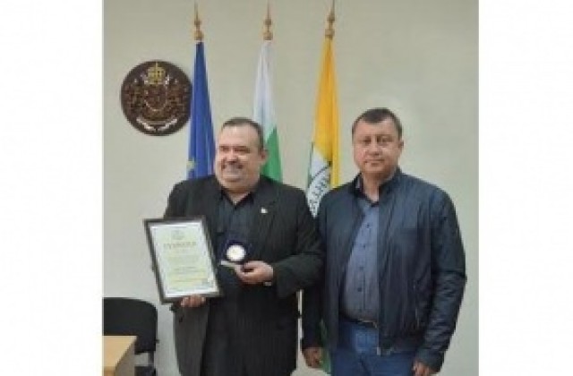 Кметът на Павликени получи почетния знак на Съюза на българските читалища