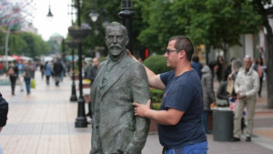 Откриват паметника на Щастливеца на булевард Витоша СНИМКИ