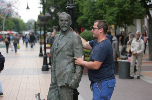 Откриват паметника на Щастливеца на булевард „Витоша” (СНИМКИ)