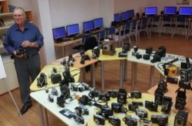 Впечатляваща колекция от фотоапарати показаха в НУХристо Ботев