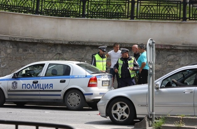 Моторист блъсна възрастна пешеходка до Тунела, жената е в болница