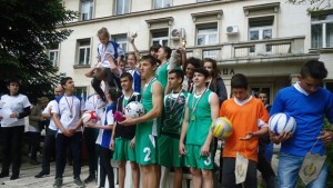 Ученици мерят сили в щафета и спортни игри