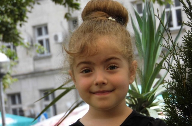 Шестгодишната Елица на полуфинал на България търси талант