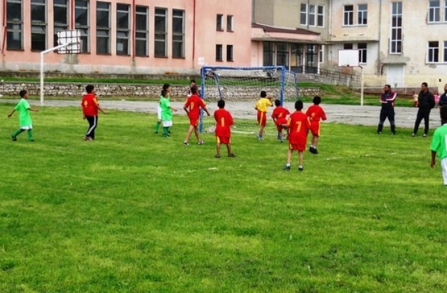 Турнир по футбол за ученици I - IV клас в община „Тунджа