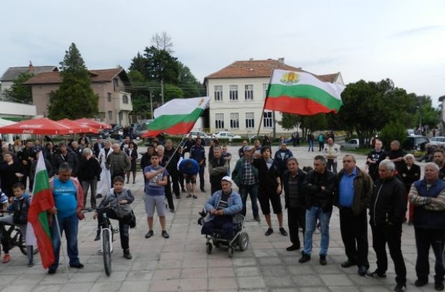 Подновиха протестите в Гърмен срещу опит за узаконяване на къщите в ромското гето