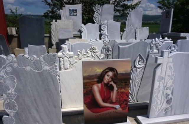 Майстор на надгробни плочи се рекламира с Уитни Хюстън