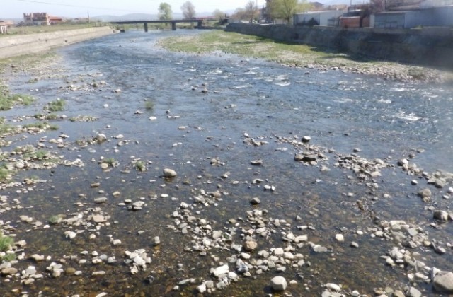 Спряха трошачка, замътвала водите на река Въча