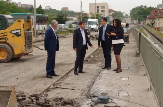 Даниел Панов и Лиляна Павлова провериха темповете на основния ремонт на ул. „Магистрална”