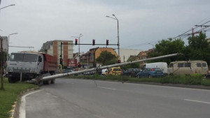 Камион събори стълб на варненски булевард