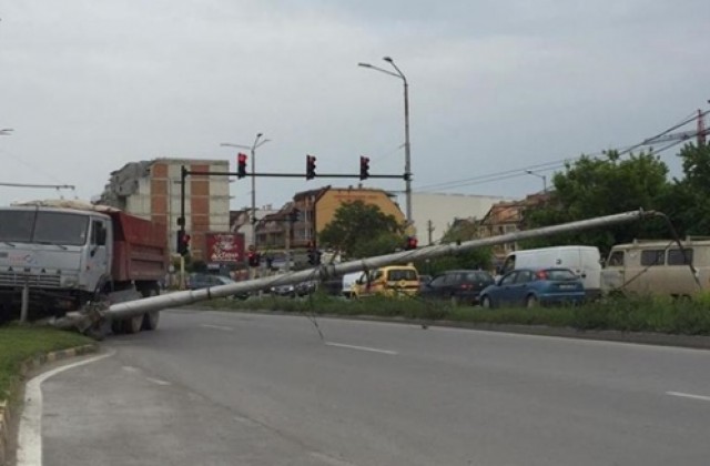 Камион събори стълб на варненски булевард