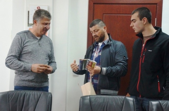 Кметът на община Тунджа поздрави лично алпинистите Пламен Стоянов и Радослав Янакиев