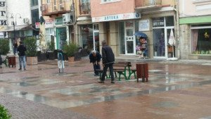 Облагородяват пространството пред ГУМ Дупница