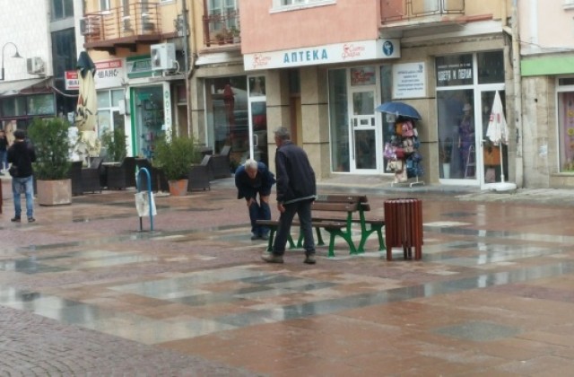 Облагородяват пространството пред ГУМ Дупница