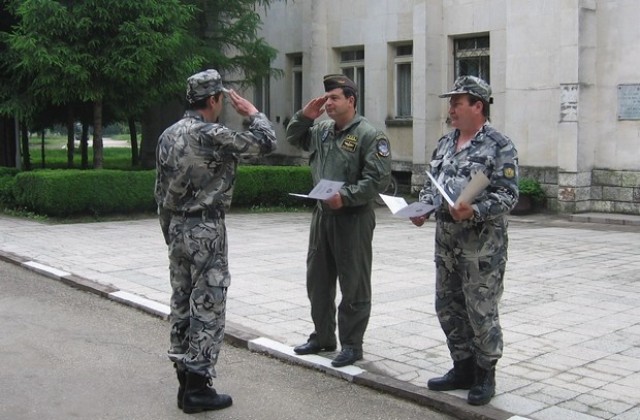 Завърши обучението на зенитно-ракетни и радио-технически специалисти в УАГ„Г.Бенковски”