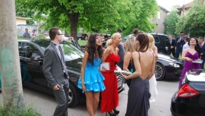 Абитуриенти не по гол гръб а с носии ВИДЕО